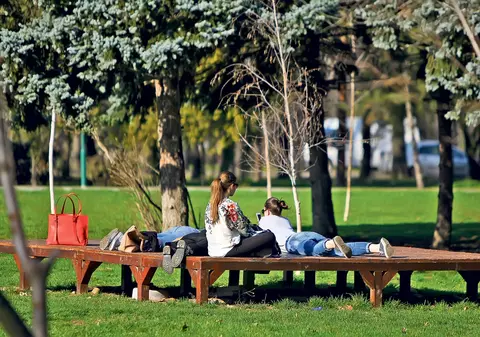 Prima zi de primăvară i-a scos pe tineri «la bronzat»! GALERIE FOTO
