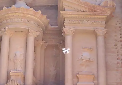 Exclusiv | Apariție "extraterestră" în "Oraşul pierdut" de la Petra. Un obiect zburător a brăzdat cerul în plină zi 