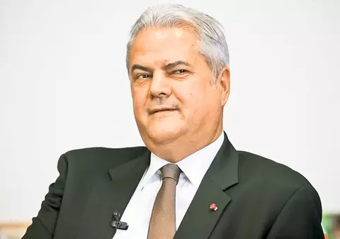 Adrian Năstase scrie ca apucatul ca să iasă din pârnaie