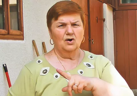 Sătenii care s-au plâns că periodic casele le sunt stropite cu FECALE au fost luaţi la rost de autorităţi: «Primarul ne-a reproşat că facem comuna de rahat» 