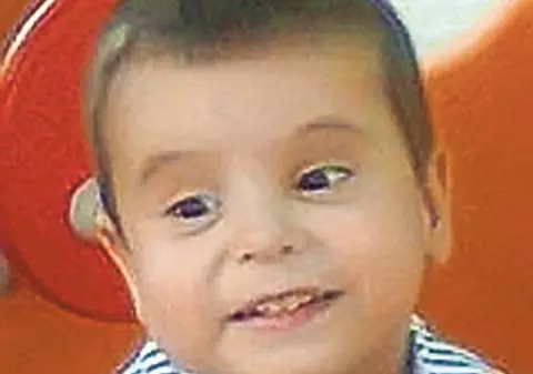 Edi Nanu mai are nevoie de sprijin! Băieţelul aşteaptă de peste un an, în Madrid, transplantul renal salvator