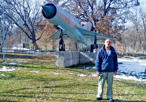 Gest inedit al unui fost pilot de la Deveselu! Şi-a montat avionul de luptă în faţa casei