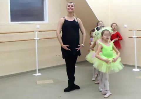 Însărcinată în opt luni şi jumătate, «Bebeluşa» Oana nu şi-a părăsit micuţele balerine! GALERIE FOTO