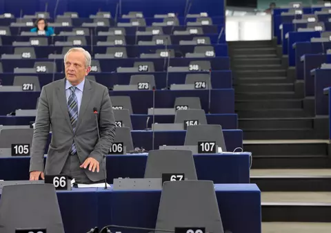 FOTO EXCLUSIV. Stolojan, într-un magazin pentru femei din Bruxelles. Cu ce a plecat acasă
