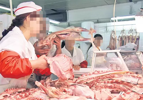 COŞMARUL CĂRNII STRICATE nu s-a sfârşit! Peste 170 de kilograme de CARNE STRICATĂ, confiscate din SUPERMARKETURI