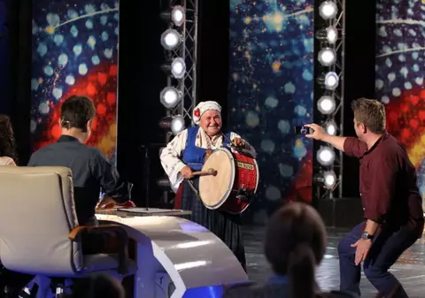 ROMÂNII AU TALENT. Aşa, imagine, O DATĂ-N VIAŢĂ. O bunică a făcut senzaţie CÂND A ÎNCEPUT SĂ BATĂ TOBA