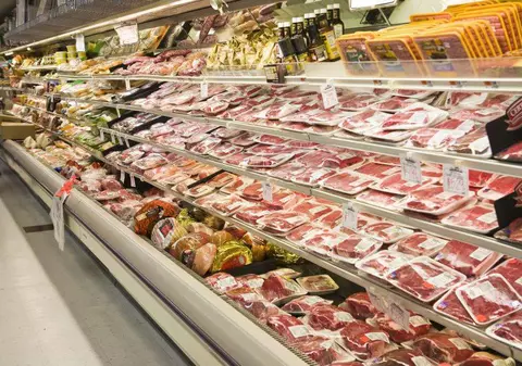 Carne și brânză stricate, găsite în cea mai mare piață din Capitală