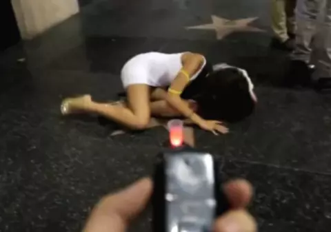 Uite CE PĂŢEŞTE, ÎN PLINĂ STRADĂ, o tânără care poartă CHILOŢI CU VIBRAŢII! Telecomanda ESTE ÎN MÂNA LUI | VIDEO DEMENŢIAL