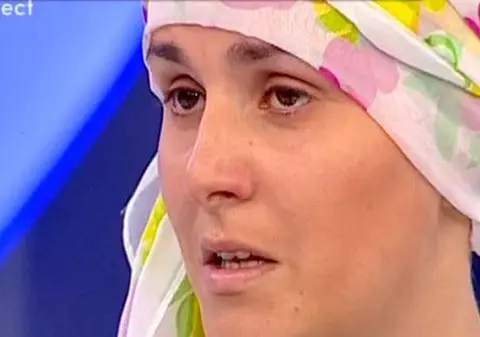Uite CUM ARATĂ TUNSĂ la CHELIE tânăra scoasă GOALĂ PE ULIŢĂ de iubitul interlop!