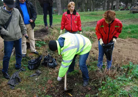 Descoperire şocantă la Deva! O plasă cu oase găsită de angajaţii de la spaţii verzi