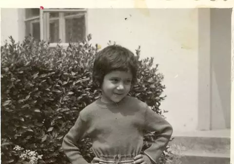 Este PREZENTĂ seară de seară pe micile ecrane, dar în POZA ASTA o recunoşti?