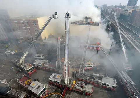 Panică în New York! O clădire s-a prăbuşit în urma unei explozii | FOTO