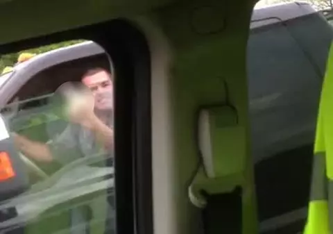 «Pedeapsă divină»! Ce a păţit un individ care a hărţuit o şoferiţă pe autostradă | VIDEO