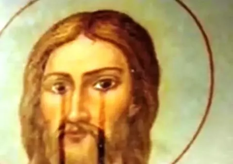 Inexplicabil! Zeci de icoane din Ucraina şi Rusia au început să lăcrimeze! Video
