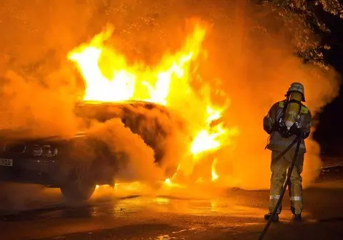 TRAGEDIE PE ŞOSEA! Un tânăr de 19 ani A MURIT după ce maşina sa a LUAT FOC!