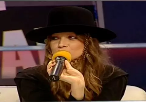 Are FETIŢA BOLNAVĂ şi, DE SUPĂRARE, le-a FĂCUT PRAF pe VEDETELE CARE i-au IEŞIT ÎN CALE