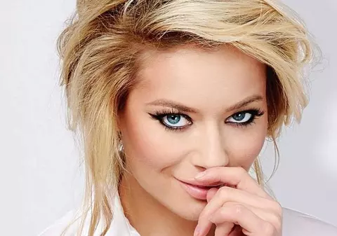 O vedeai vreodată pe LAURA COSOI în rol de GOSPODINĂ? "Îmi place SĂ SPĂL VASE, dar să şi CALC!"