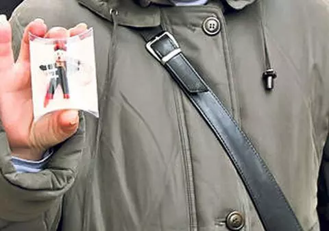 Poliţiştii au descins în trenuri, cu braţele pline de flori şi mărţişoare