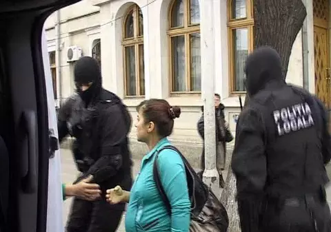 O femeie însărcinată în opt luni, folosită ca «scut» într-un scandal cu mascaţii! FOTO