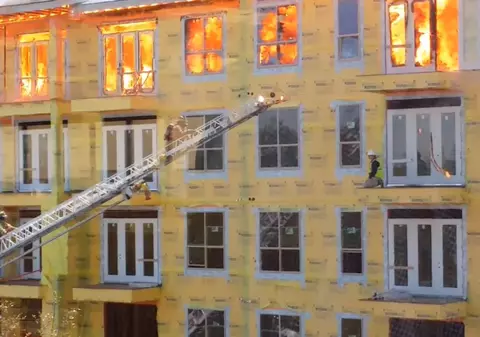 Muncitor blocat într-o clădire în flăcări! Operaţiunea dramatică de salvare, filmată de martori | VIDEO