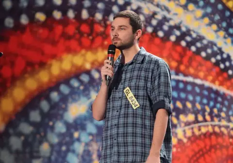 ROMÂNII AU TALENT. Glumele sale AU CONVINS JURIUL. E atât de talentat la stand-up comedy încât a venit la concurs