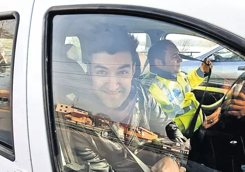 Smiley, zâmbitor chiar şi în maşina poliţiei. Cântăreţul a rămas fără permis de conducere