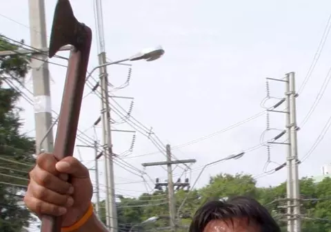 Un bărbat din Bihor, împuşcat după ce a atacat cu un topor maşina poliţiei 