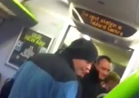 Pasagerii unui tren din Marea Britanie, avertizaţi să se ferească de «hoţii de buzunare şi de ŢIGANI». Uite cum au reacţionat! VIDEO