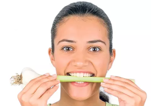 Ai MÂNCAT USTUROI şi GURA ÎŢI MIROASE? Iată CUM SCAPI de efectul neplăcut