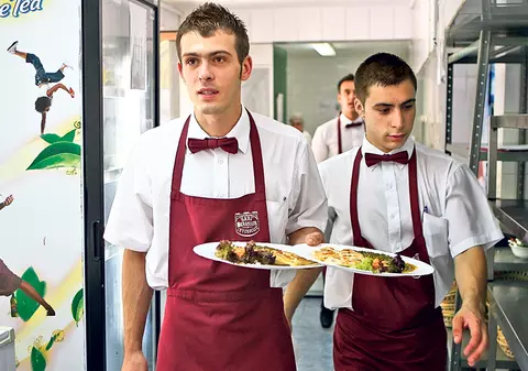 Se caută ospătari, barmani şi bucătari!