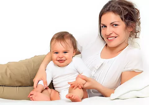 Copilul din afara căsătoriei ia numele mamei! Vezi şi în ce situaţie poate purta numele reunite ale părinţilor