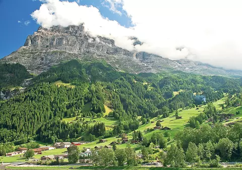 Şi-au luat vile la munte cu BANII PENSIONARILOR!