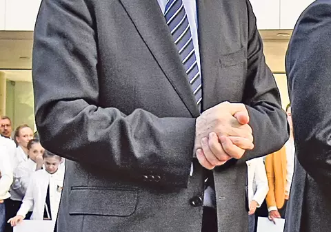 Crin Antonescu vrea să le taie banii parlamentarilor care nu vin la muncă