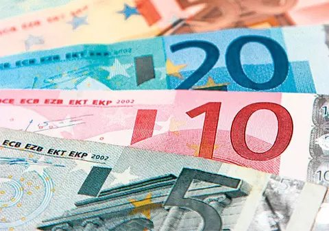 Din contabilitate şi asigurări se fac cei mai mulţi bani: peste 100.000 euro/an