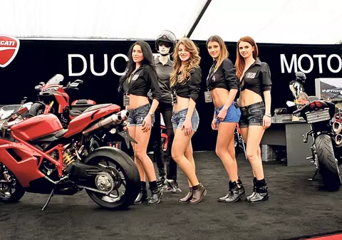 Zeiţele cailor putere! Frumuseţile astea au deschis Salonul Auto Moto 2014 | FOTO