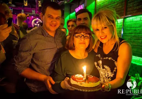 Uite CUM ŞI-A SERBAT Elena Udrea mama într-un club