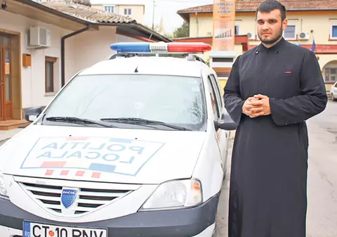 Stai, că trage popa! Tânărul care îmbină două meserii: este şi preot, şi poliţist