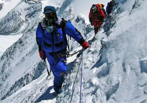 UPDATE| TRAGEDIE! 12 MORŢI pe EVEREST, ÎN URMA unei AVALANŞE!