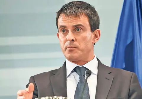 Fostul premier francez Manuel Valls, atacat cu făină | VIDEO