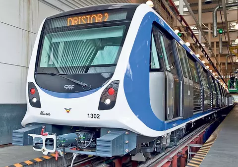 Şefii METROREX n-au stofă nici de croitor! Au măsurat o dată şi prost! Au luat trenuri prea mari