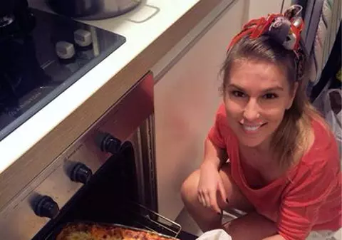 Corina, vacanţă de Paşte la Satu Mare! Găteşte caş de ouă şi aşteaptă stropitorii