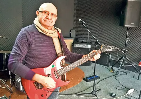 EXCLUSIV/ Singurul membru fondator al trupei în viață, Costi Cămărășan despre solistul ce și-a însușit titulatura Compact: ”Paul Ciuci își bate joc de o legendă a muzicii românești”