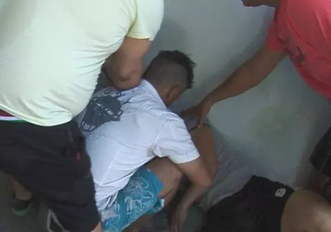 Snopit în bătaie după ce a fost prins cu iubita de 84 de ani în pat