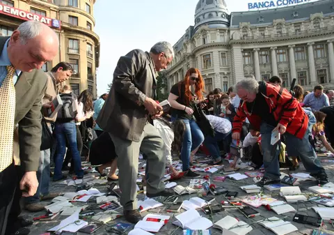 Au pavat trotuarul din centrul Bucureştiului cu cărţi! | FOTO