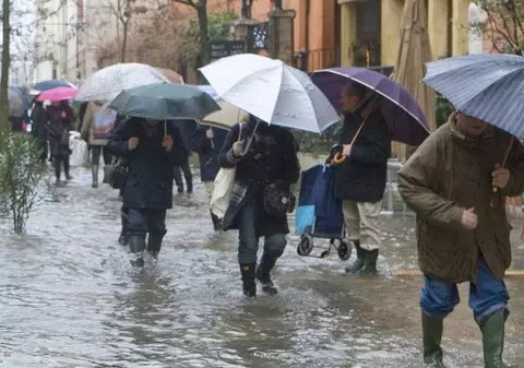 COD PORTOCALIU de INUNDAŢII în 9 JUDEŢE până SÂMBĂTĂ SEARA!