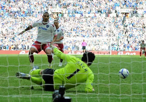 Scandalul meciurilor trucate se extinde în Anglia! Încă şapte fotbalişti arestaţi