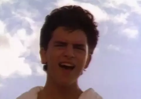 FETELE ABIA AŞTEPTAU SĂ FIE INVITATE LA DANS PE PIESA LUI, LA BAIRAM! Cum arată GLENN MEDEIROS, la 43 de ani