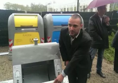 INCREDIBIL! COSTUMUL ŞI CRAVATA, ŢINUTĂ OBLIGATORIE PENTRU GUNOIERI! Vezi în ce ORAŞ DIN ROMÂNIA SE ÎNTÂMPLĂ ASTA!