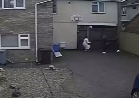 Doi spărgători de locuinţe, înfruntaţi de o femeie de 56 de ani | VIDEO 