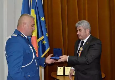 Jandarmii care şi-au făcut sănii din scuturi şi au salvat doi copii din apele îngheţate ale unui lac AU FOST ÎNAINTAŢI ÎN GRAD ÎN MOD EXCEPŢIONAL